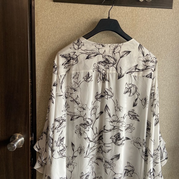 White floral blouse v neck bell sleeve Chelsea & Theodore 3x boho whimsical - Picture 6 of 6